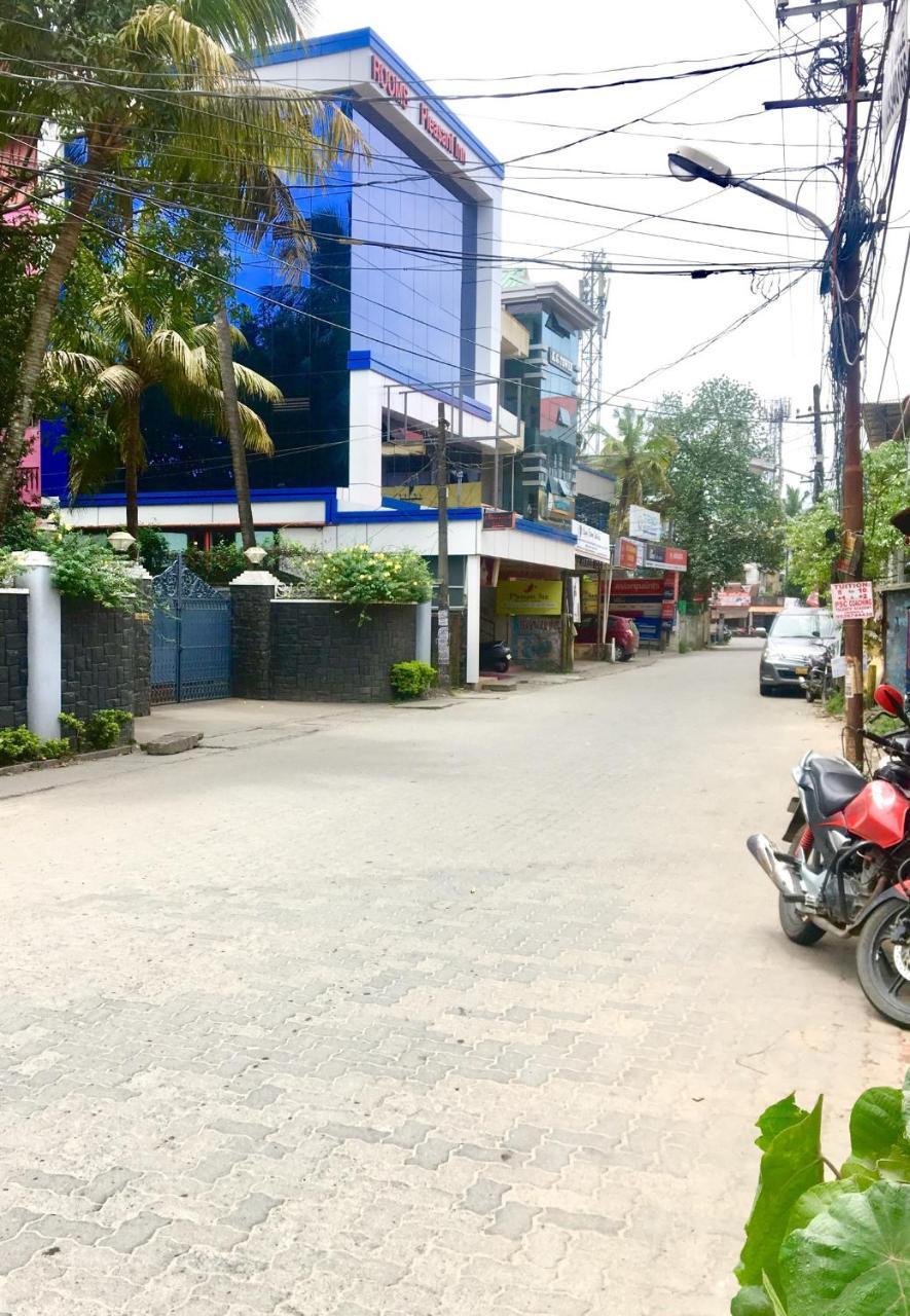 Pleasant Inn Kochi Exterior foto